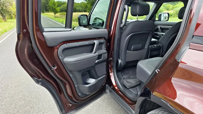 test-land-rover-defender-110-d300-sedona-edition-2025-24