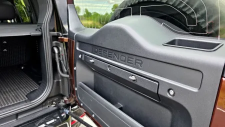 test-land-rover-defender-110-d300-sedona-edition-2025-27