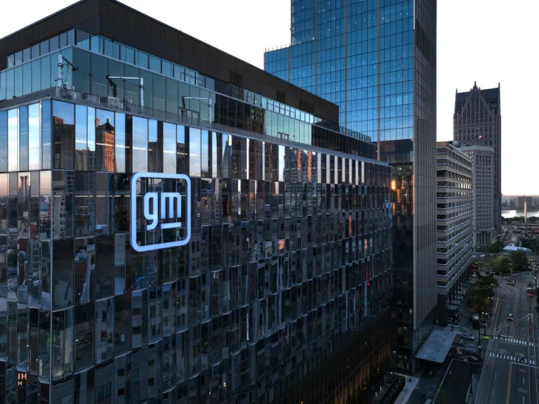 gm-logo-goes-up-on-hudsons-detroit-building