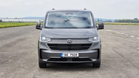 test-2025-volkswagen_caravelle_t7-20_tdi_125_kw-4motion-privesny_vozik_s_autem-1