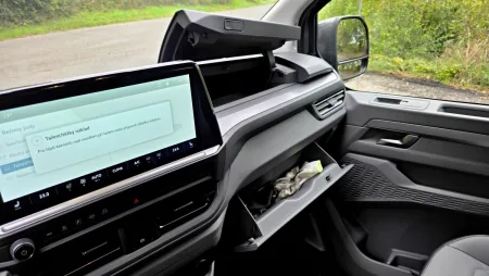 test-2025-volkswagen_caravelle_t7-20_tdi_125_kw-4motion-privesny_vozik_s_autem-14