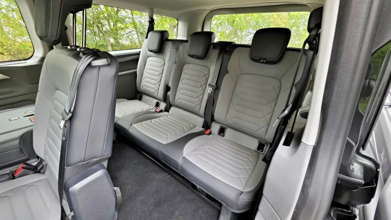 test-2025-volkswagen_caravelle_t7-20_tdi_125_kw-4motion-privesny_vozik_s_autem-17