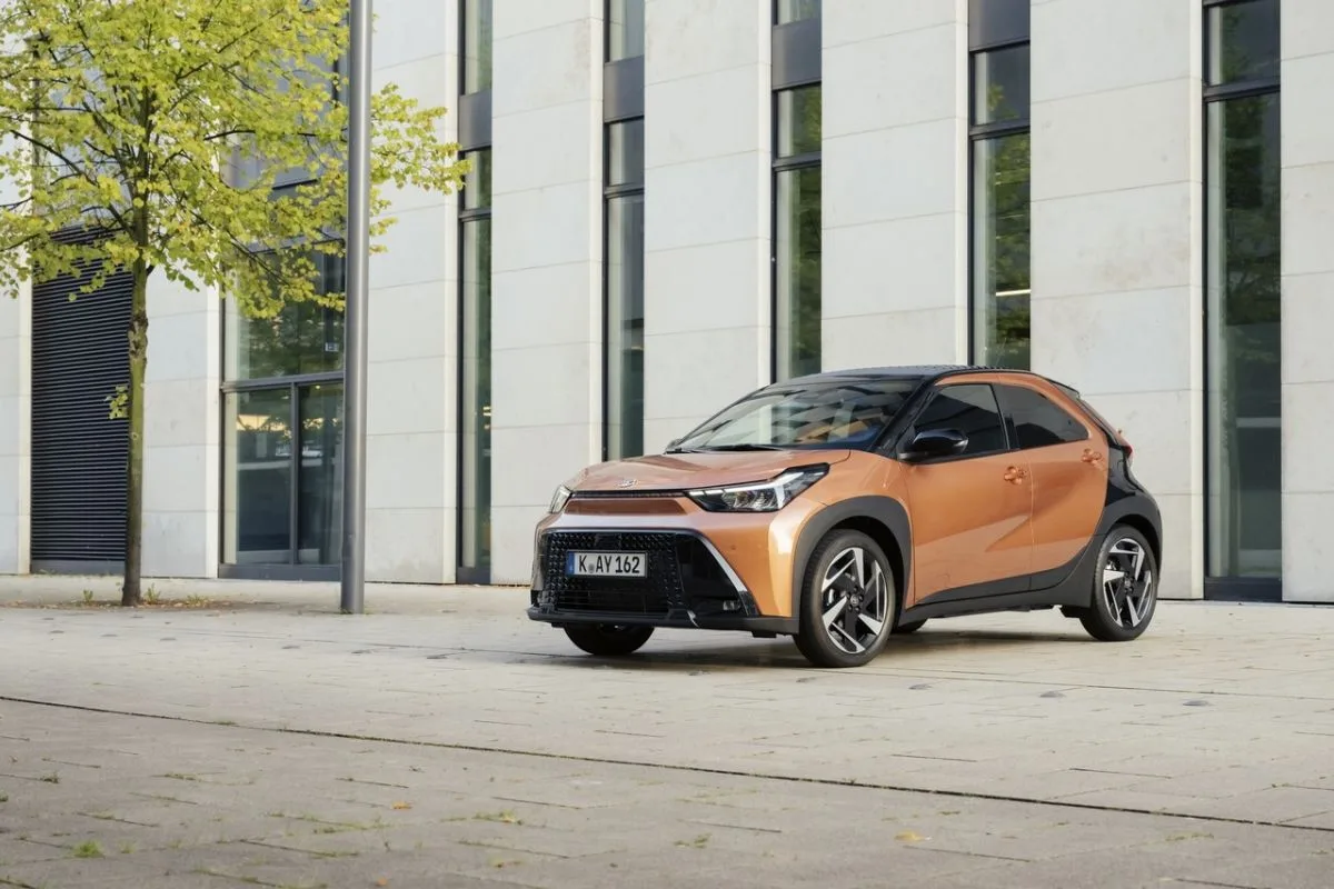 2025-toyota_aygo_x-hybrid-1