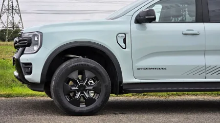 test-ford-ranger-stormtrak-2-3-ecoboost-phev-2025-15