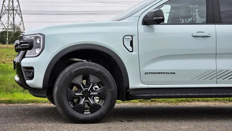 test-ford-ranger-stormtrak-2-3-ecoboost-phev-2025-15