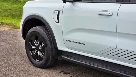 test-ford-ranger-stormtrak-2-3-ecoboost-phev-2025-16