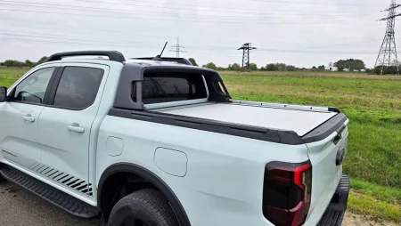 test-ford-ranger-stormtrak-2-3-ecoboost-phev-2025-17