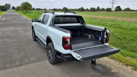 test-ford-ranger-stormtrak-2-3-ecoboost-phev-2025-19