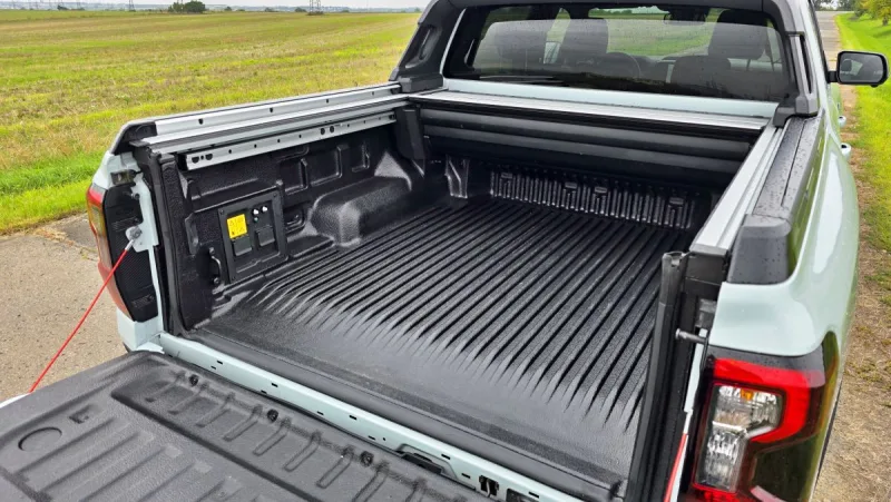 test-ford-ranger-stormtrak-2-3-ecoboost-phev-2025-20