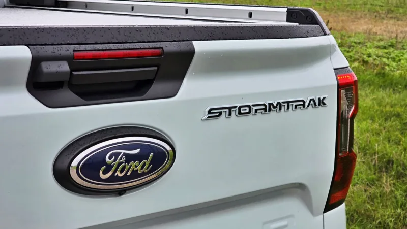 test-ford-ranger-stormtrak-2-3-ecoboost-phev-2025-23