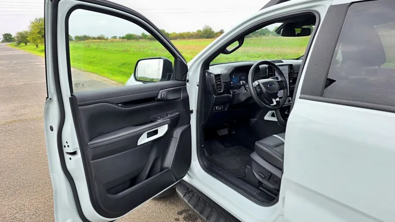 test-ford-ranger-stormtrak-2-3-ecoboost-phev-2025-24