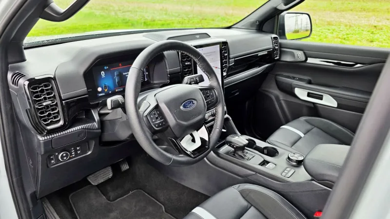 test-ford-ranger-stormtrak-2-3-ecoboost-phev-2025-25