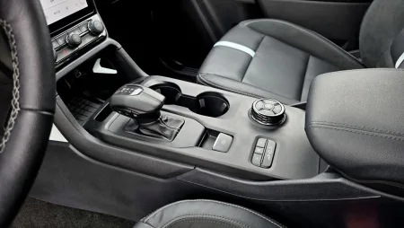 test-ford-ranger-stormtrak-2-3-ecoboost-phev-2025-30