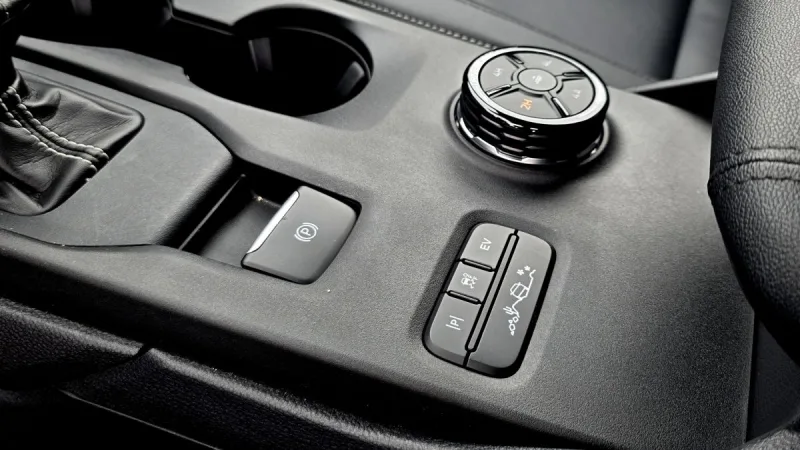 test-ford-ranger-stormtrak-2-3-ecoboost-phev-2025-31