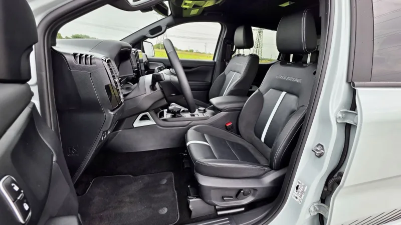 test-ford-ranger-stormtrak-2-3-ecoboost-phev-2025-32