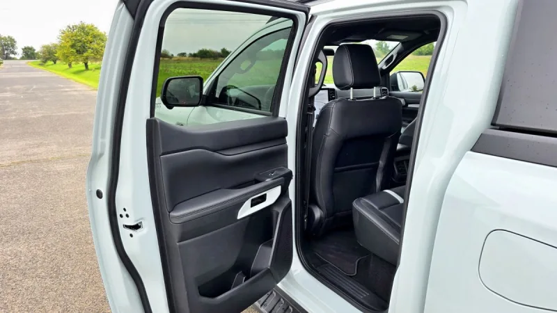 test-ford-ranger-stormtrak-2-3-ecoboost-phev-2025-34