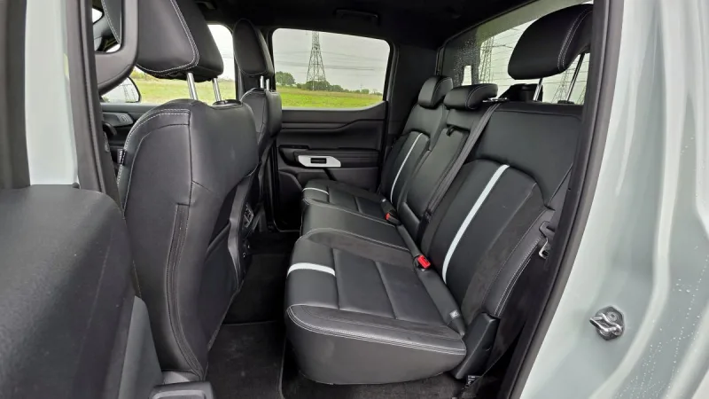 test-ford-ranger-stormtrak-2-3-ecoboost-phev-2025-35