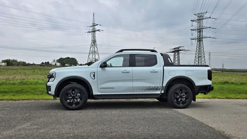 test-ford-ranger-stormtrak-2-3-ecoboost-phev-2025-7