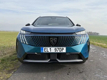 test-peugeot-e-5008-dual-motor-gt-elektromobil-2025