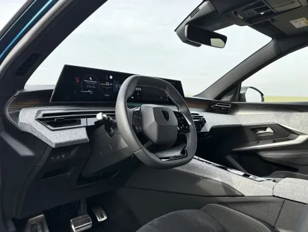 test-peugeot-e-5008-dual-motor-gt-elektromobil-2025-12