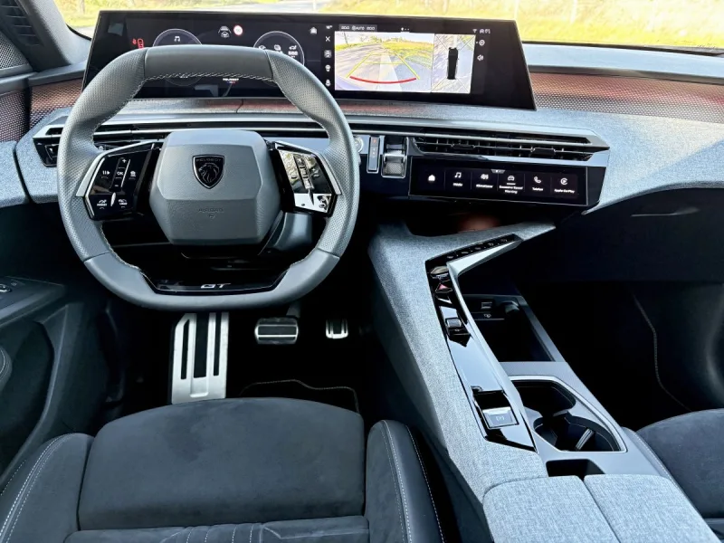 test-peugeot-e-5008-dual-motor-gt-elektromobil-2025-13