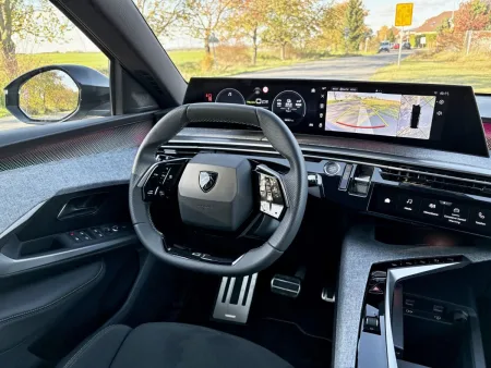 test-peugeot-e-5008-dual-motor-gt-elektromobil-2025-14