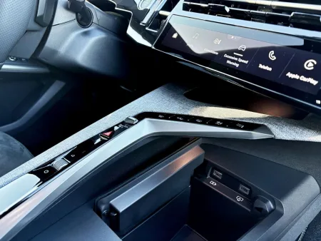 test-peugeot-e-5008-dual-motor-gt-elektromobil-2025-17