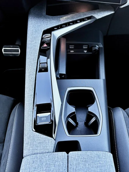 test-peugeot-e-5008-dual-motor-gt-elektromobil-2025-18