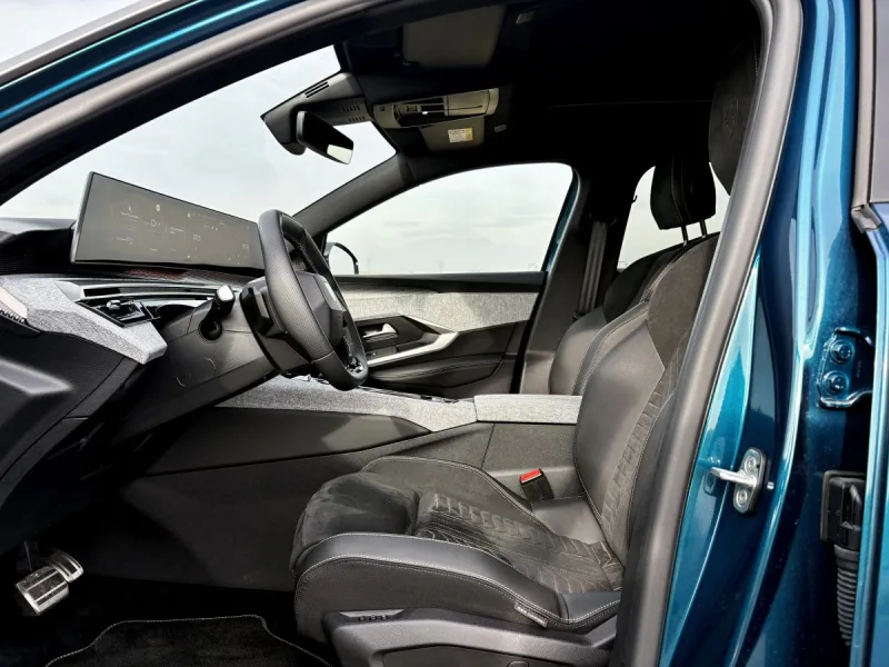 test-peugeot-e-5008-dual-motor-gt-elektromobil-2025-19