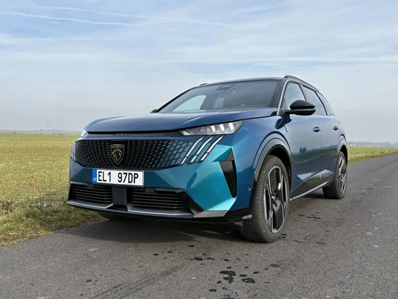 test-peugeot-e-5008-dual-motor-gt-elektromobil-2025-2