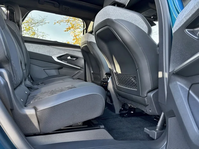 test-peugeot-e-5008-dual-motor-gt-elektromobil-2025-21