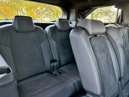 test-peugeot-e-5008-dual-motor-gt-elektromobil-2025-22