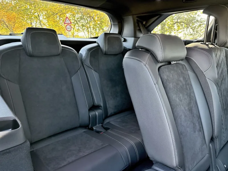 test-peugeot-e-5008-dual-motor-gt-elektromobil-2025-22