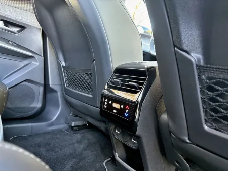 test-peugeot-e-5008-dual-motor-gt-elektromobil-2025-23