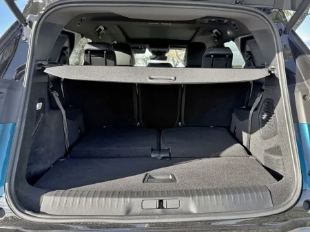 test-peugeot-e-5008-dual-motor-gt-elektromobil-2025-24