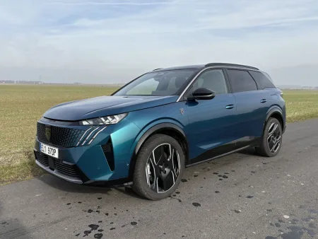 test-peugeot-e-5008-dual-motor-gt-elektromobil-2025-3