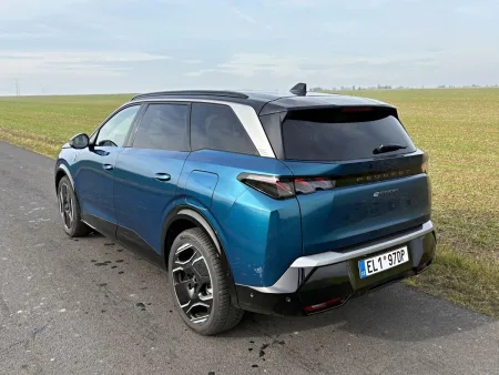 test-peugeot-e-5008-dual-motor-gt-elektromobil-2025-4