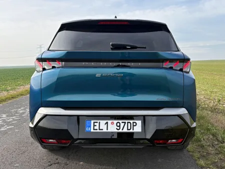 test-peugeot-e-5008-dual-motor-gt-elektromobil-2025-5