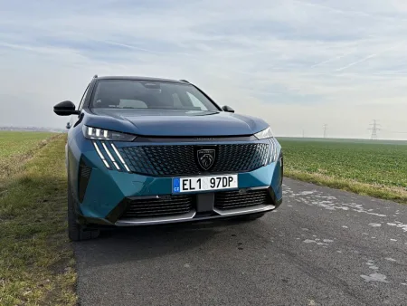 test-peugeot-e-5008-dual-motor-gt-elektromobil-2025-6