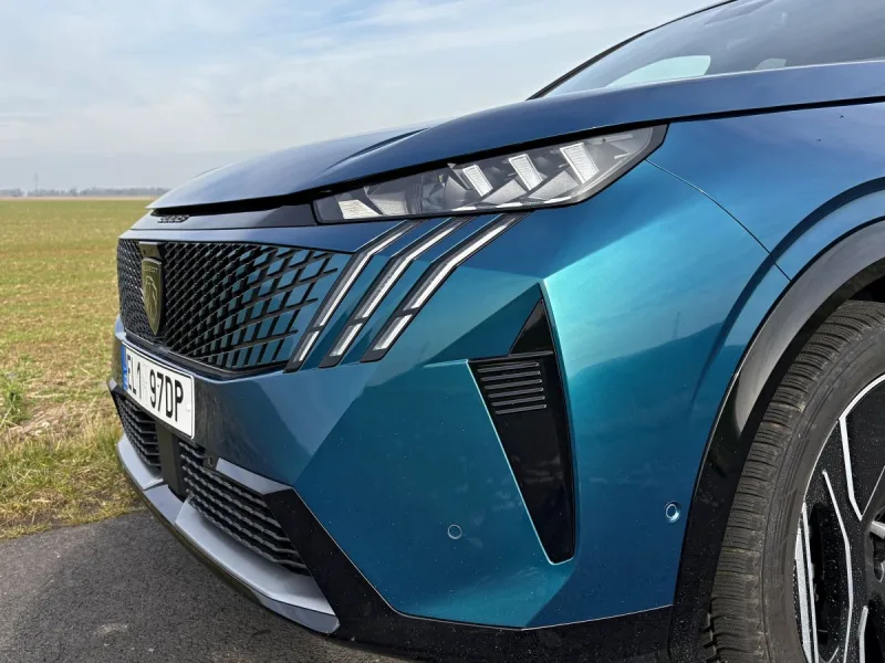 test-peugeot-e-5008-dual-motor-gt-elektromobil-2025-7