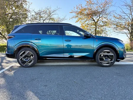 test-peugeot-e-5008-dual-motor-gt-elektromobil-2025-8