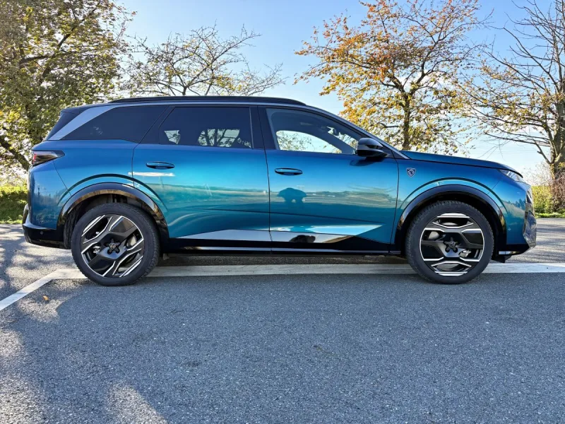 test-peugeot-e-5008-dual-motor-gt-elektromobil-2025-8