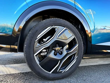 test-peugeot-e-5008-dual-motor-gt-elektromobil-2025-9