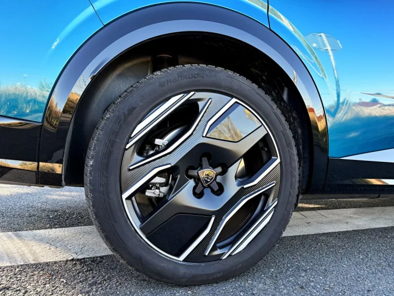 test-peugeot-e-5008-dual-motor-gt-elektromobil-2025-9