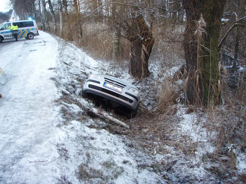 auto-v-prikopu-hzs-moravskoslezskeho-kraje