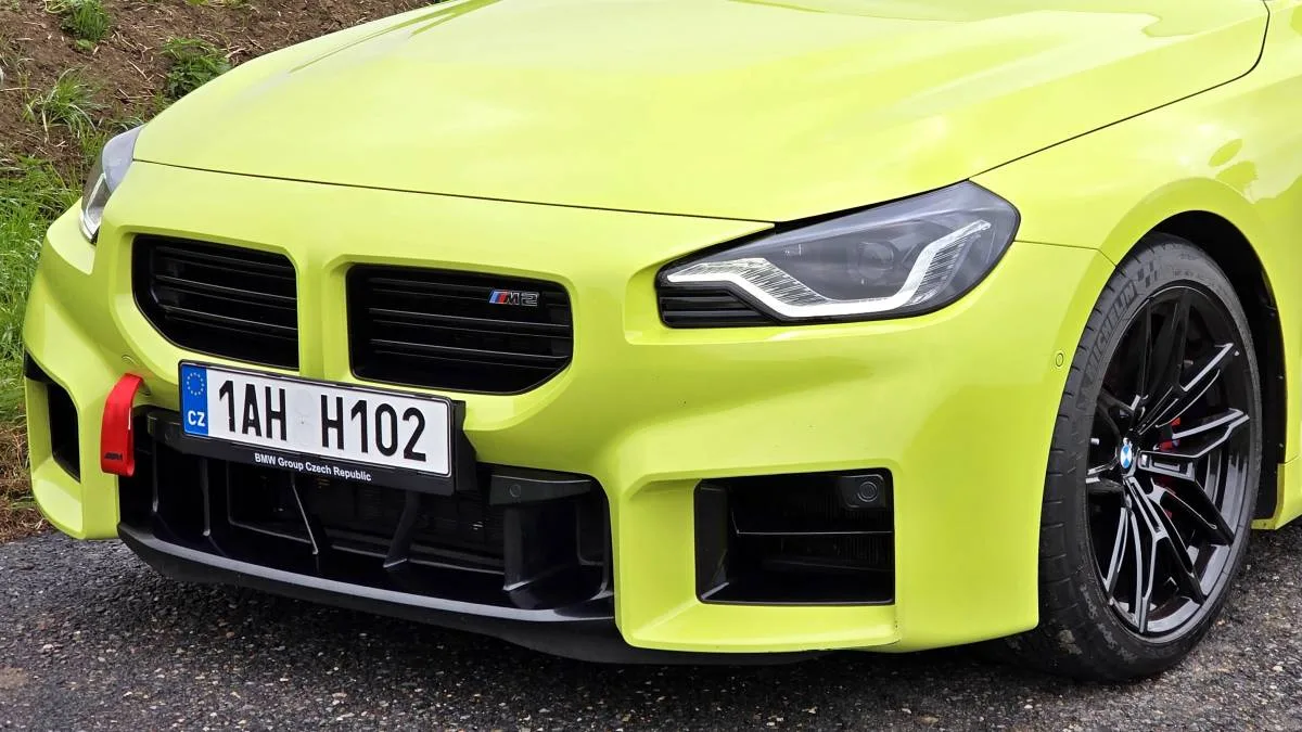 bmw-m2-bez-predniho-znaku