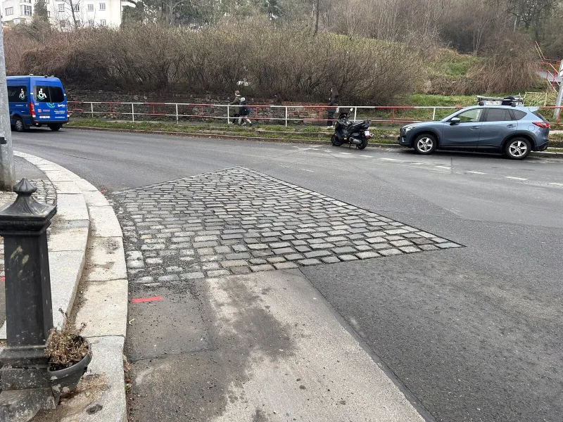 oprava_silnice-dlazebni_kostky