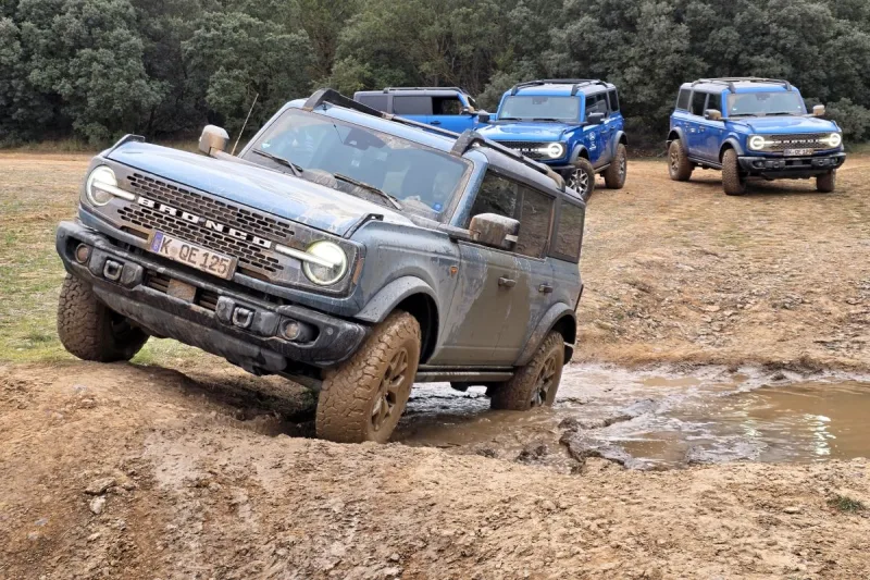2025-ford-bronco-masia-pelarda-off-road-spanelsko-11