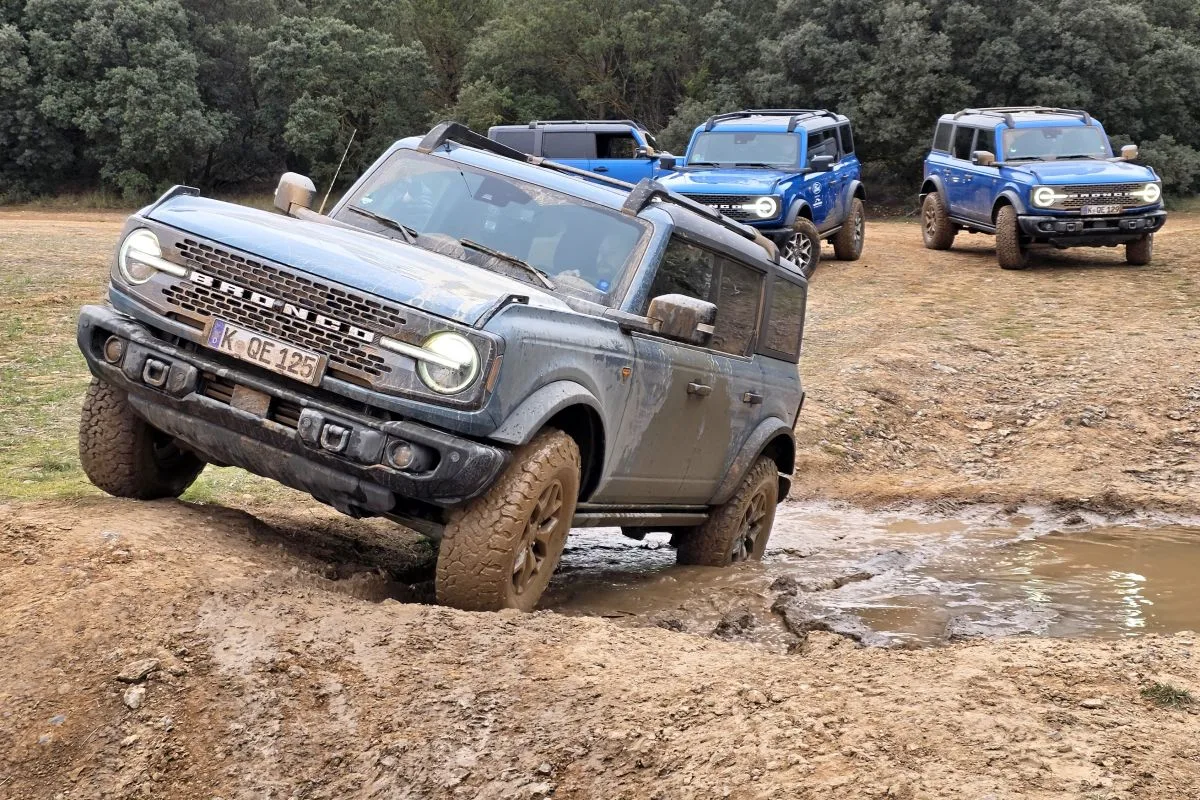 2025-ford-bronco-masia-pelarda-off-road-spanelsko-11