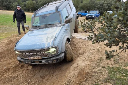 2025-ford-bronco-masia-pelarda-off-road-spanelsko-12